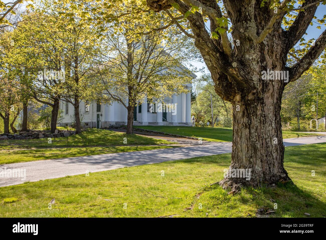 Die Unitarian Universalist Church über die Petersham Town Common in Petersham, Massachusetts Stockfoto