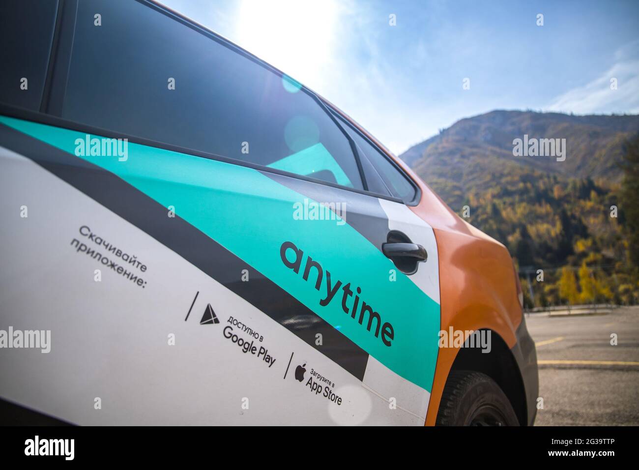 Almaty, Qazaqstan - 02. Oktober 2020: Nahaufnahme der Hintertür eines Carsharing-Autos mit dem Anytime-Logo auf einer Straße in Almaty Stockfoto
