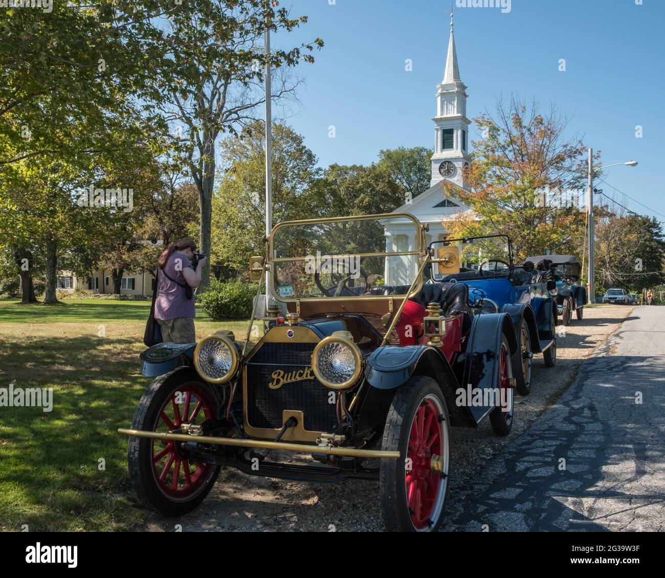 Antike Autos, die auf dem Town Common in Petersham, Massachusetts, geparkt wurden Stockfoto