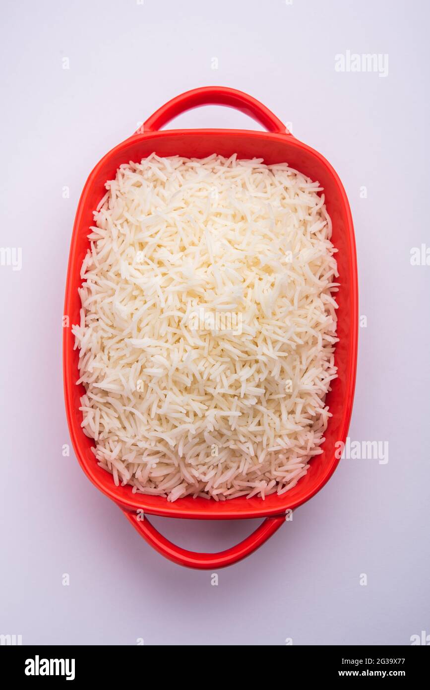 Aromatischer langer Basmati gekochter einfacher Reis ist ein indisches Hauptgericht, serviert in einer Schüssel. Selektiver Fokus Stockfoto