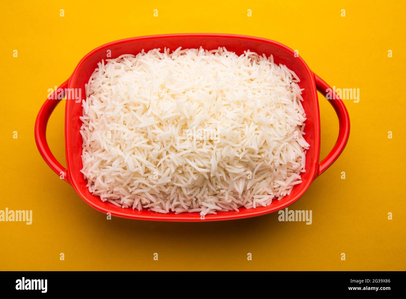 Aromatischer langer Basmati gekochter einfacher Reis ist ein indisches Hauptgericht, serviert in einer Schüssel. Selektiver Fokus Stockfoto