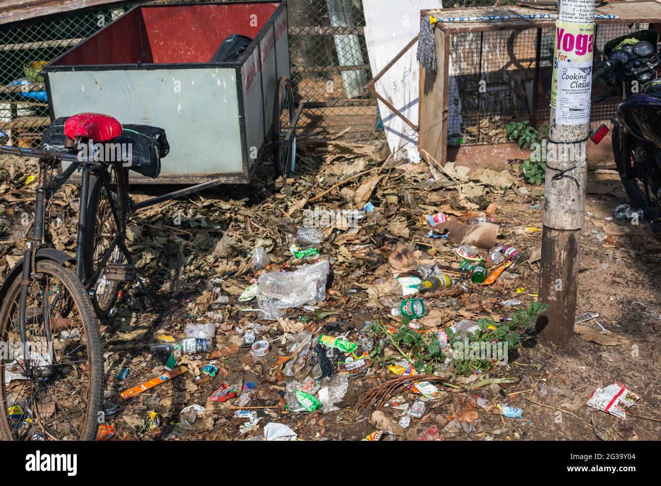 Müll wurde auf der Straße im Zentrum von Palolem, weg vom Pictureque-Strand, Goa, Indien, gedumpt und weggeworfen Stockfoto