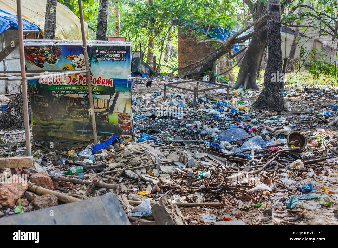 In Palolem, weit weg vom malerischen Strand Goa, Indien, wurden Trümmer auf dem verwüsten Boden zurückgelassen und weggeworfen Stockfoto