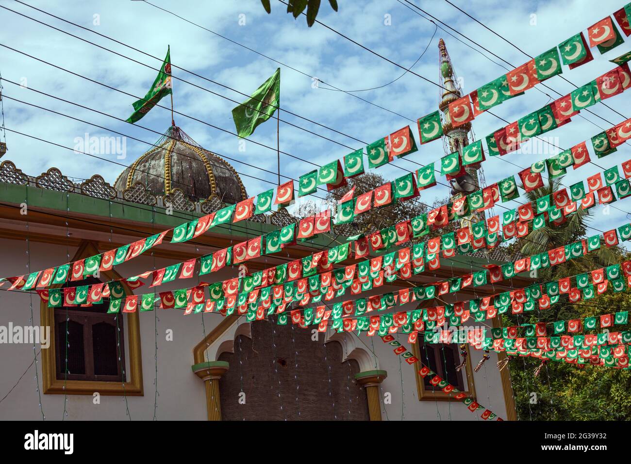 Haunting der islamischen Flagge, die vor der sunnitischen islamischen Jamia Masjid Moschee, Palolem, Goa, Indien, hängt Stockfoto
