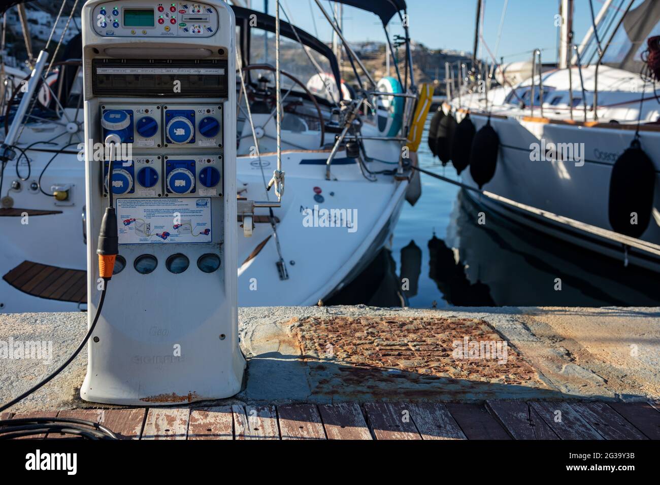 Mykonos, Kykladen, Griechenland. 22.Mai 2021. Marina Versorgungsstation, Ladeläumen für Schiffe im Hafen. Strom und Wasser für Stockfoto