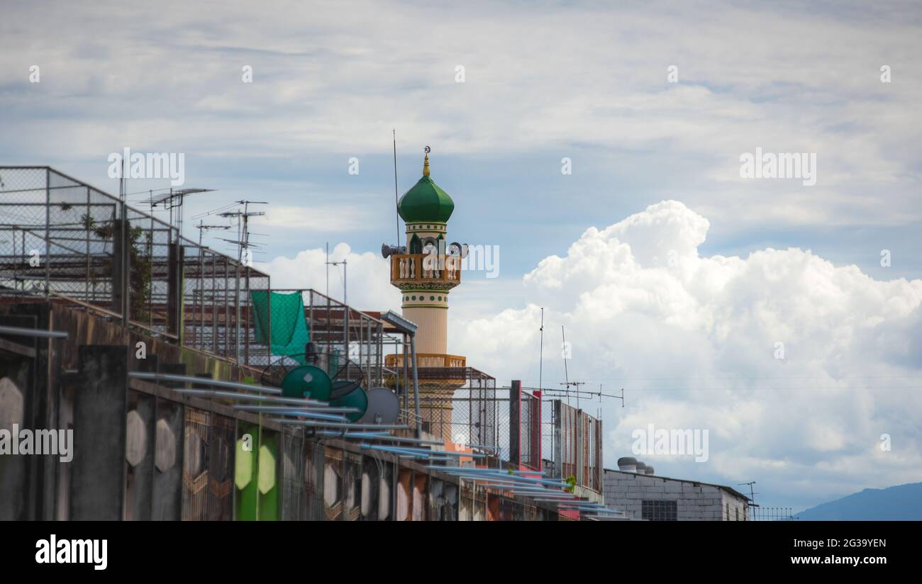 Islamische Moschee mit Gebäuden um. Stockfoto