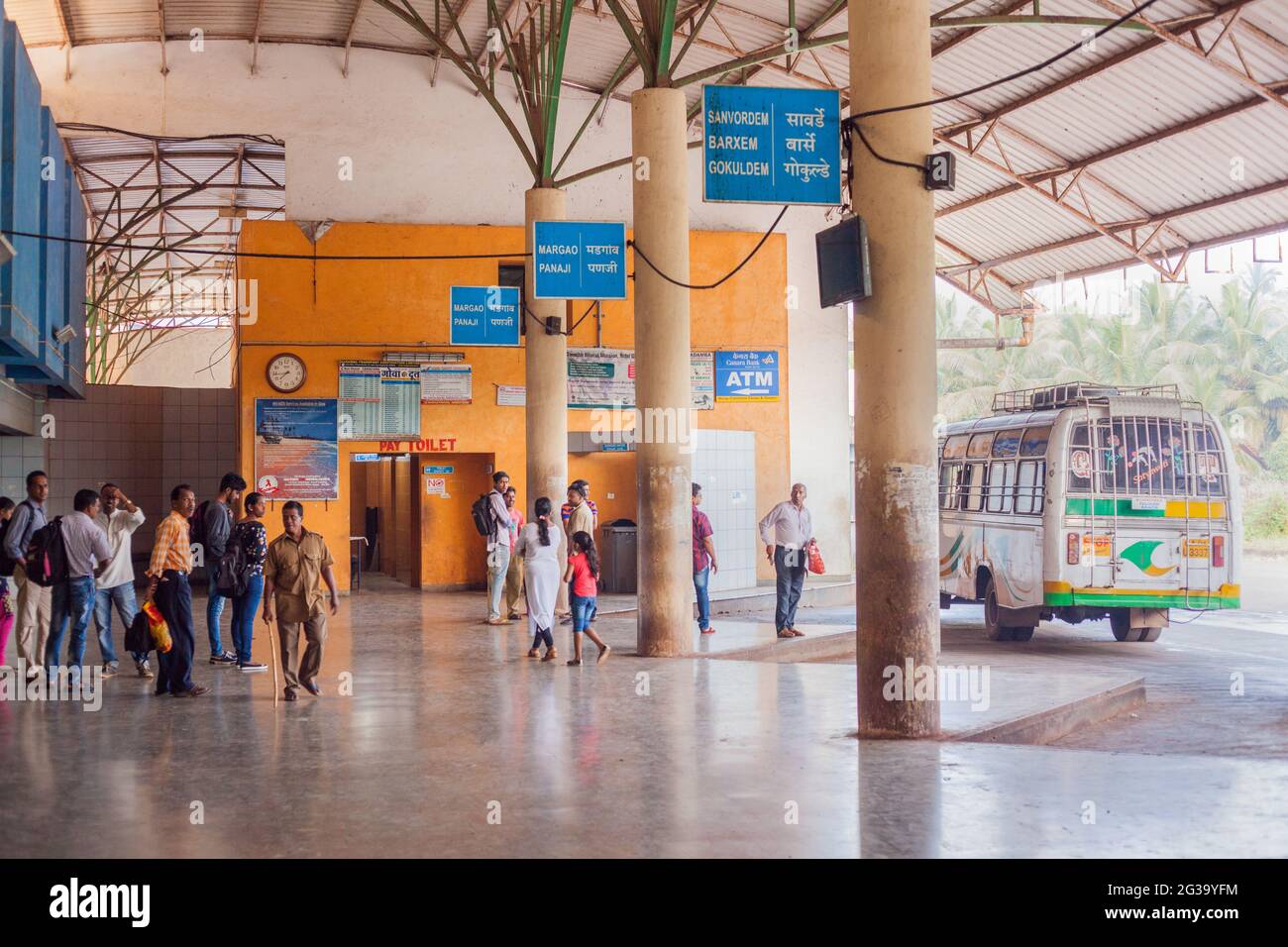 Indische Passagiere warten auf Chaudi (Canacona) Bus Stand für Busse, Goa, Indien Stockfoto