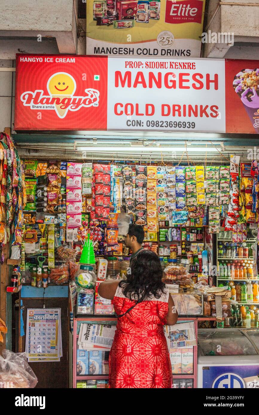 Indische Frauen kaufen Artikel im Süßwarengeschäft am Chaudi (Canacona)-Busbahnhof, Goa, Indien Stockfoto
