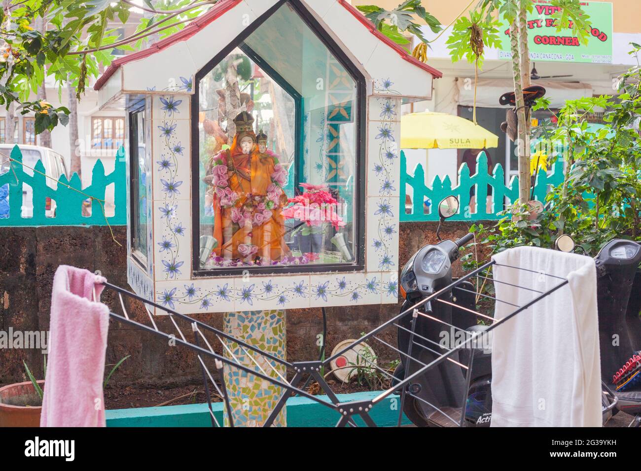 Glasschrein mit christlichen Tableaux vor einem Haus im Agonda-Zentrum, Goa, Indien Stockfoto