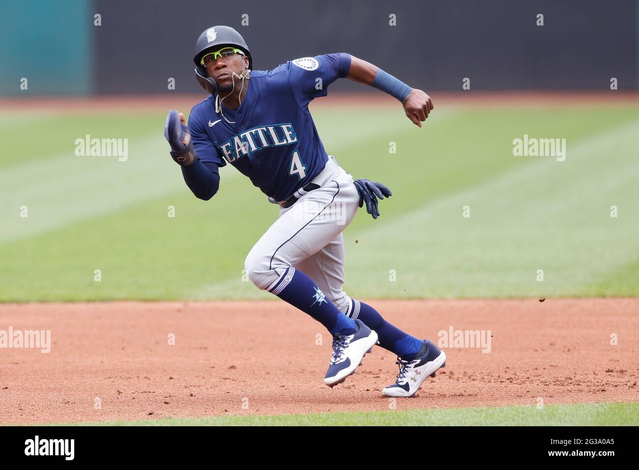 CLEVELAND, OH - 13. JUNI: Shed Long Jr. (4) der Seattle Mariners führt die Basen während eines Spiels gegen die Cleveland Indianer im Progressive Field On Stockfoto