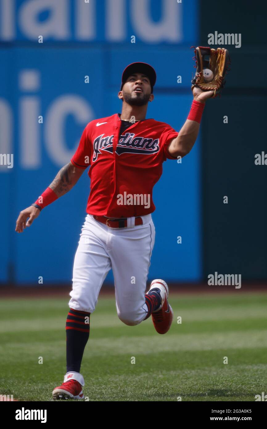 CLEVELAND, OH - 13. JUNI: Eddie Rosario (9) von den Cleveland Indians macht während eines Spiels gegen die Seattle Mariners einen Lauffang im linken Feld Stockfoto