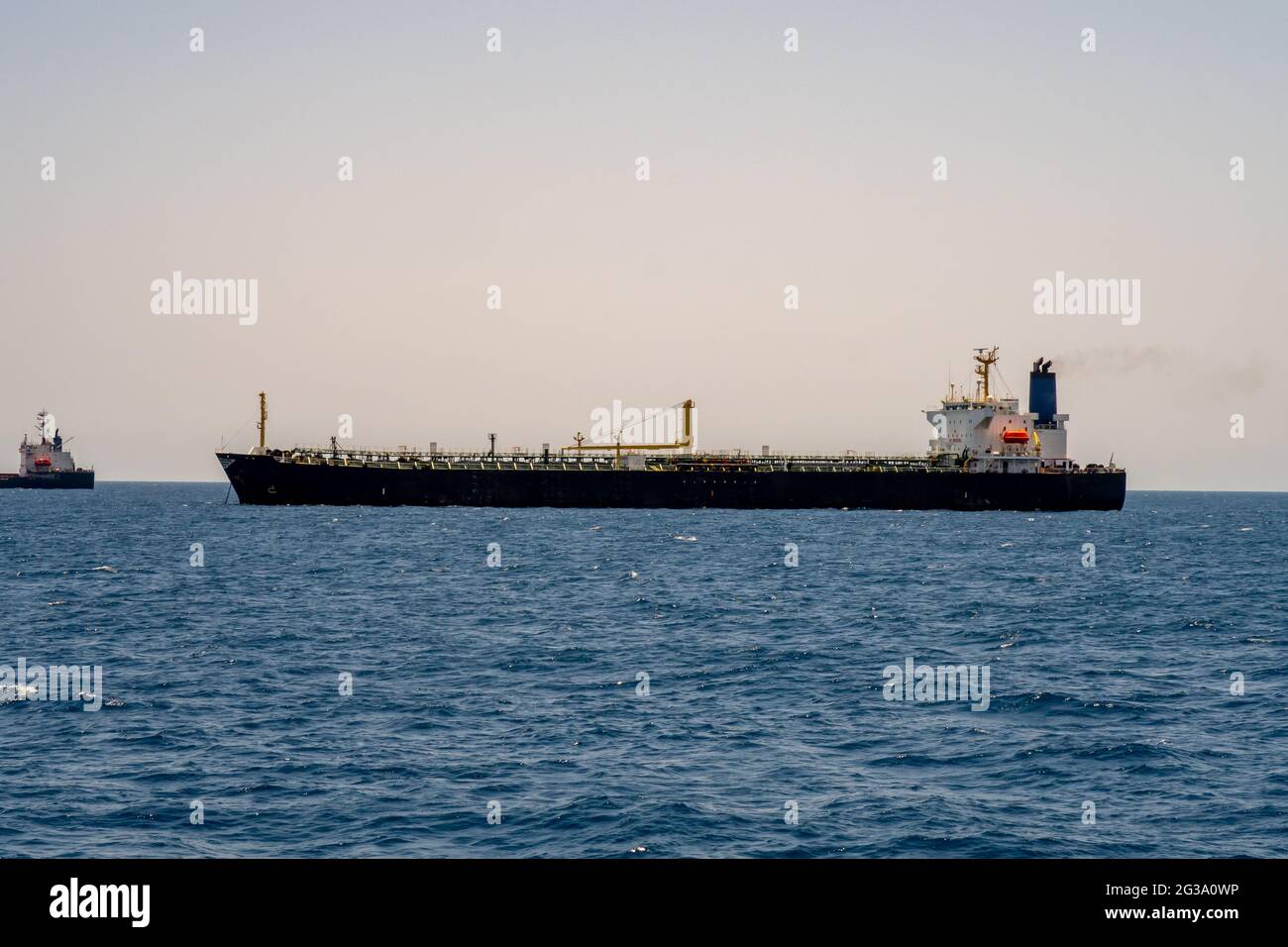 Großes leeres Containerschiff ohne Fracht, das mit einem Schlepper in den Hafen von Port Sudan einfährt. Sudan, Rotes Meer. Stockfoto