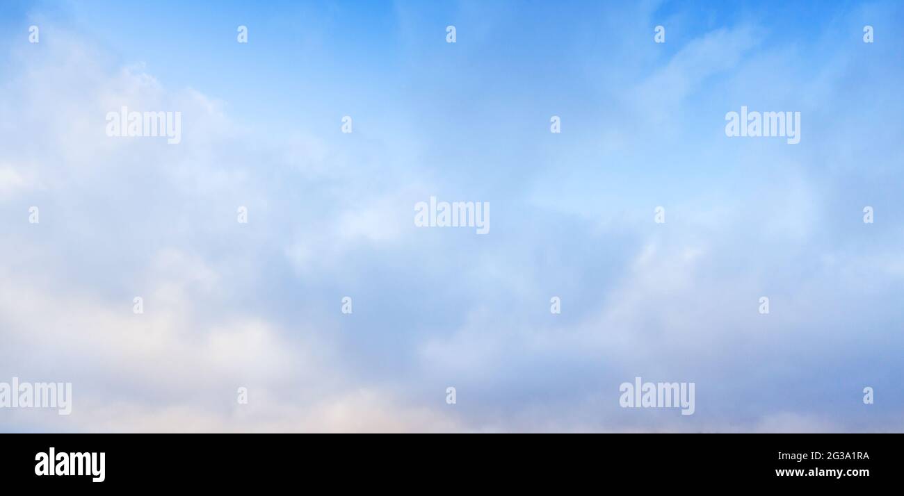 Blauer Himmel mit weißen Cumulus Wolken am Tag. Natürliches Panorama-Hintergrund Foto Stockfoto