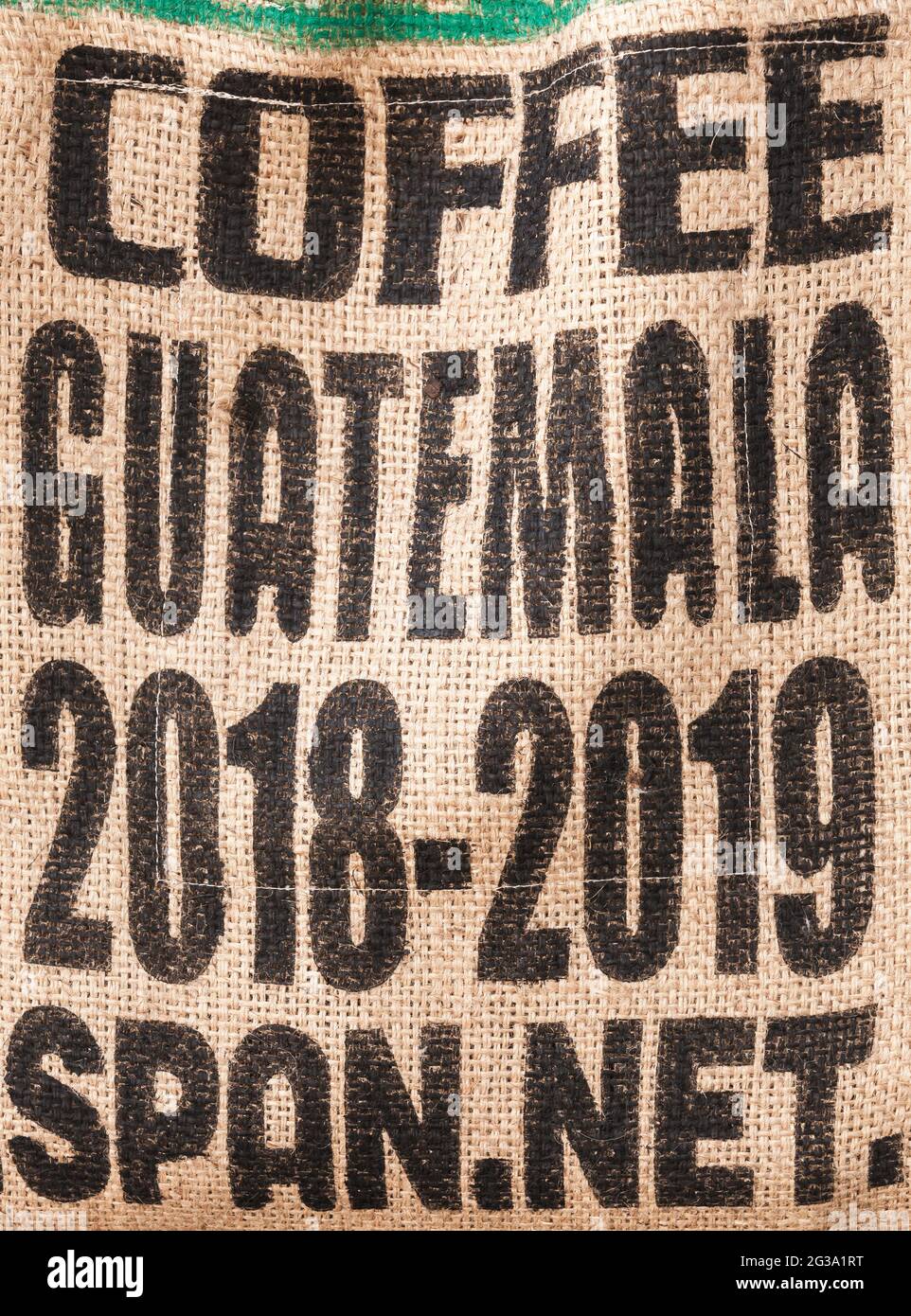 Jute-Tasche mit standardmäßigem schwarzen Markierungstext für guatemaltekischen Kaffee der Ernte 2018-2019, Hintergrundbild Stockfoto