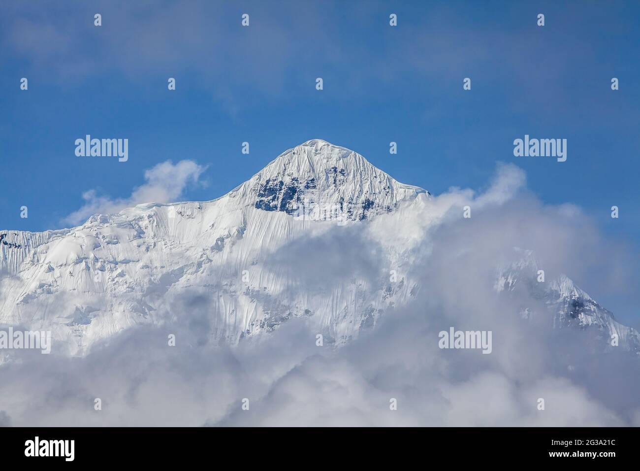Der Höhepunkt des Nilgiri North, (7061m) aus dem Pfad neben dem Kali Gandaki Fluss in der Nähe von Kagbeni. Stockfoto
