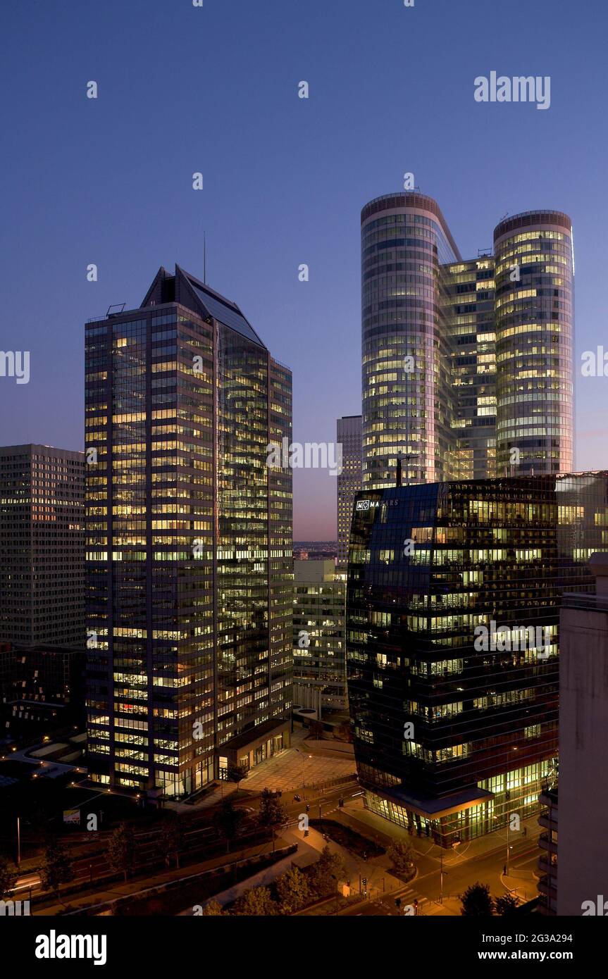 FRANKREICH. HAUTS DE SEINE (92). COURBEVOIE. DAS GESCHÄFTSVIERTEL LA DEFENSE. LINKER VERTEIDIGUNGSPACETURM. HINTER RECHTS COEUR VERTEIDIGUNG. FOREGROUND EXALTIS BUILDI Stockfoto
