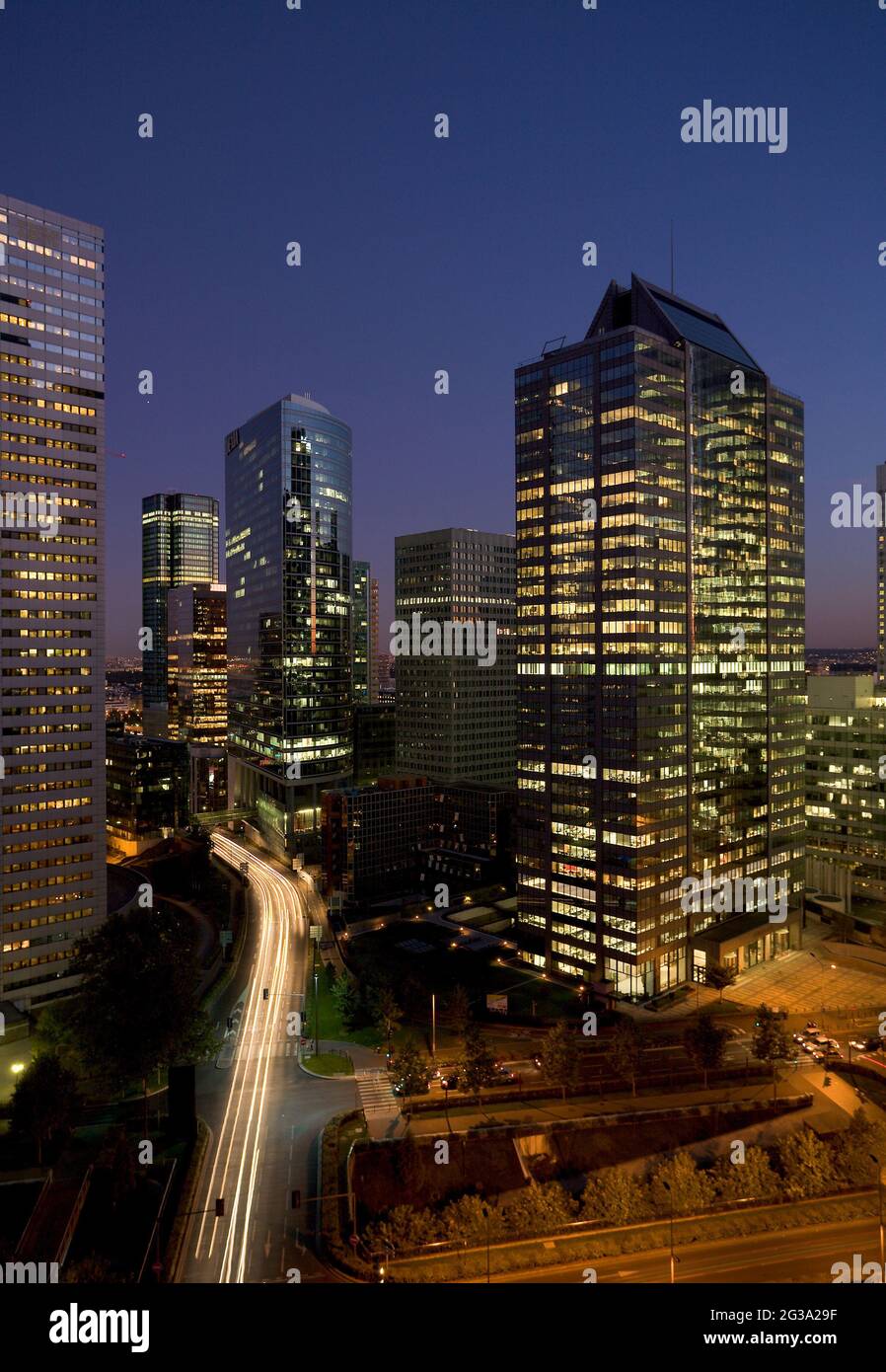 FRANKREICH. HAUTS DE SEINE (92). COURBEVOIE. DAS GESCHÄFTSVIERTEL LA DEFENSE. LINKER DESCARTES-TURM, DEXIA, EUROPLAZA. Stockfoto
