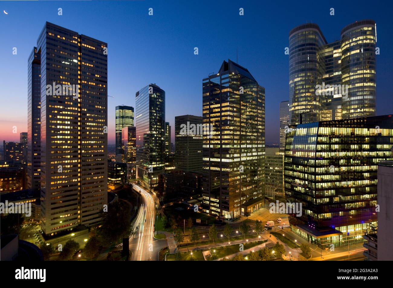 FRANKREICH, HAUTS DE SEINE (92), COURBEVOIE, GESCHÄFTSVIERTEL LA DEFENSE. LINKER DESCARTES-TURM, DEXIA, EUROPLAZA, COEUR DEFENSE, EXALTIS Stockfoto