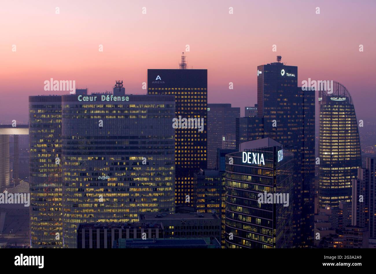 FRANKREICH, HAUTS DE SEINE (92), COURBEVOIE, GESCHÄFTSVIERTEL LA DEFENSE. COEUR DEFENCE, AREVA, DEXIA, TOTAL UND T1 TÜRME IN DER ABENDDÄMMERUNG Stockfoto