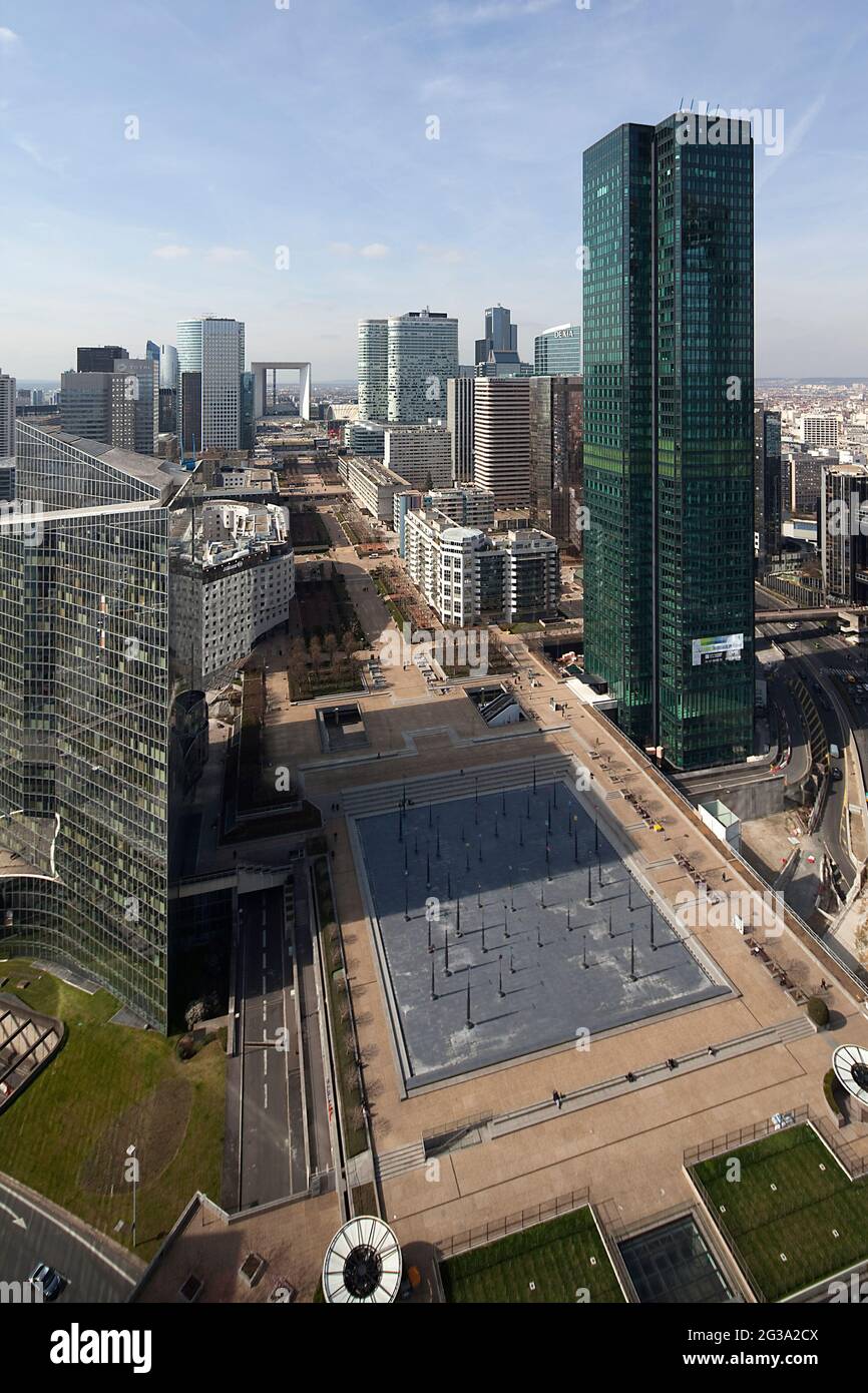 FRANKREICH, HAUTS DE SEINE (92), COURBEVOIE, PUTEAUX, GESCHÄFTSVIERTEL LA DEFENSE. DIE ESPLANADE, DIE ZUR GRANDE ARCHE FÜHRT, MIT VERSCHIEDENEN TÜRMEN UND GEBÄUDEN Stockfoto