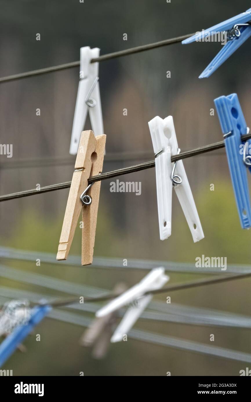 Schließen Sie uo von Holz- und Kunststoff-Wäschen Stockfoto