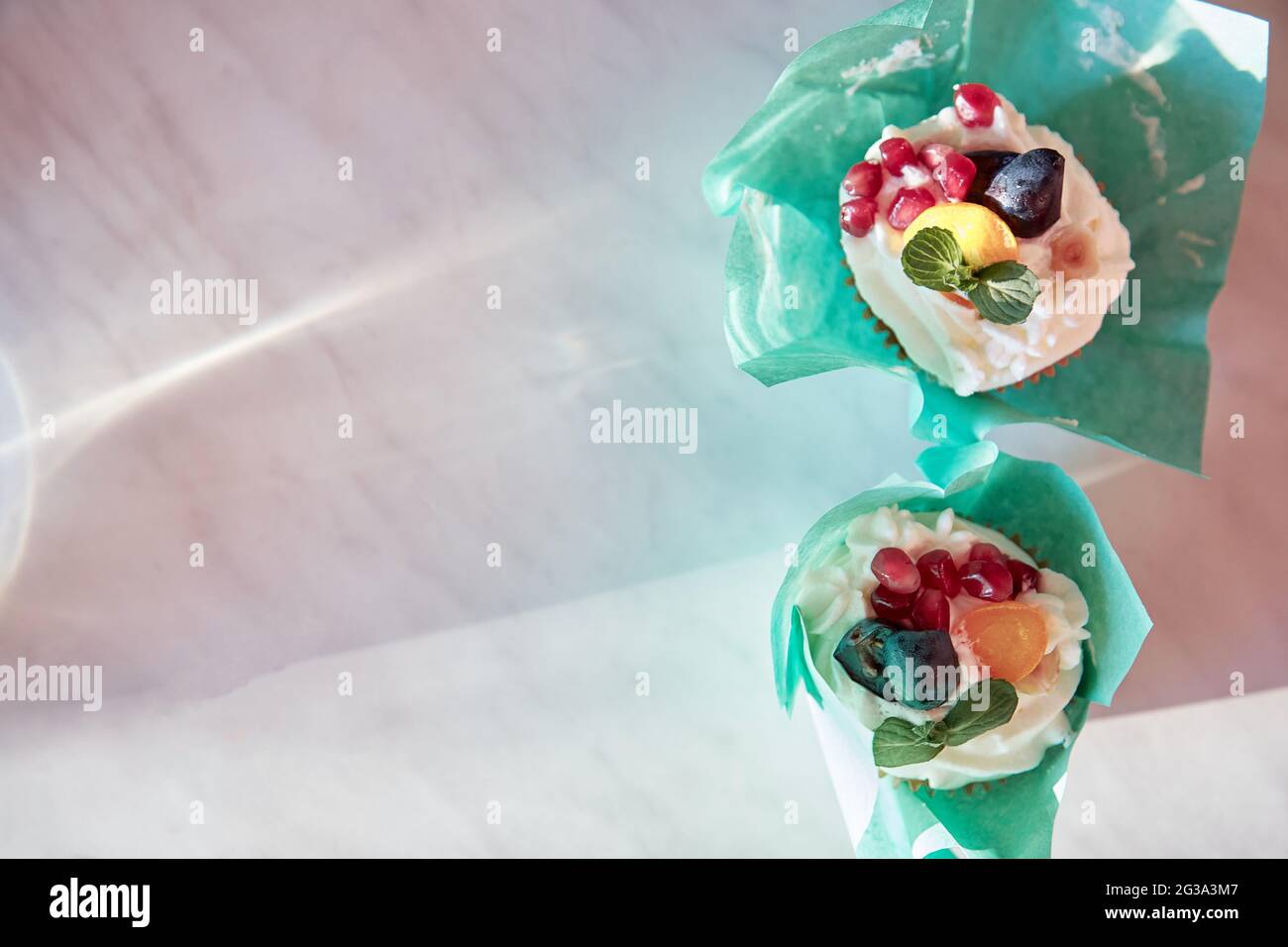 Eingewickelte Obst- und Minzkuchen, eine Alternative zum Geburtstagstorte. Zuckerfrei. Draufsicht. Platz mit natürlichen Schatten kopieren. Happy Birthday Konzept oder Happy Holidays. Stockfoto