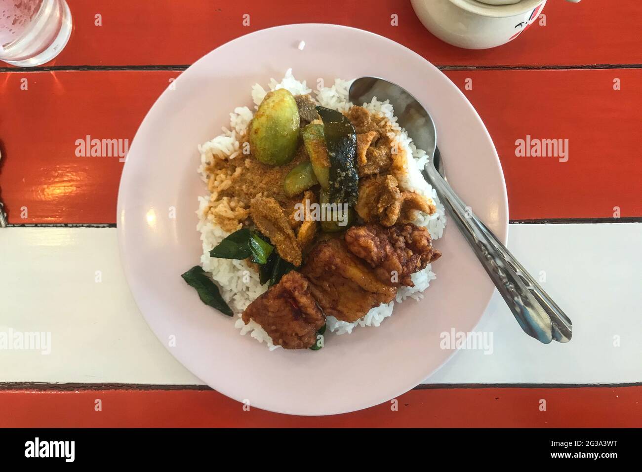 Draufsicht auf Thai Curry Reis. Stockfoto