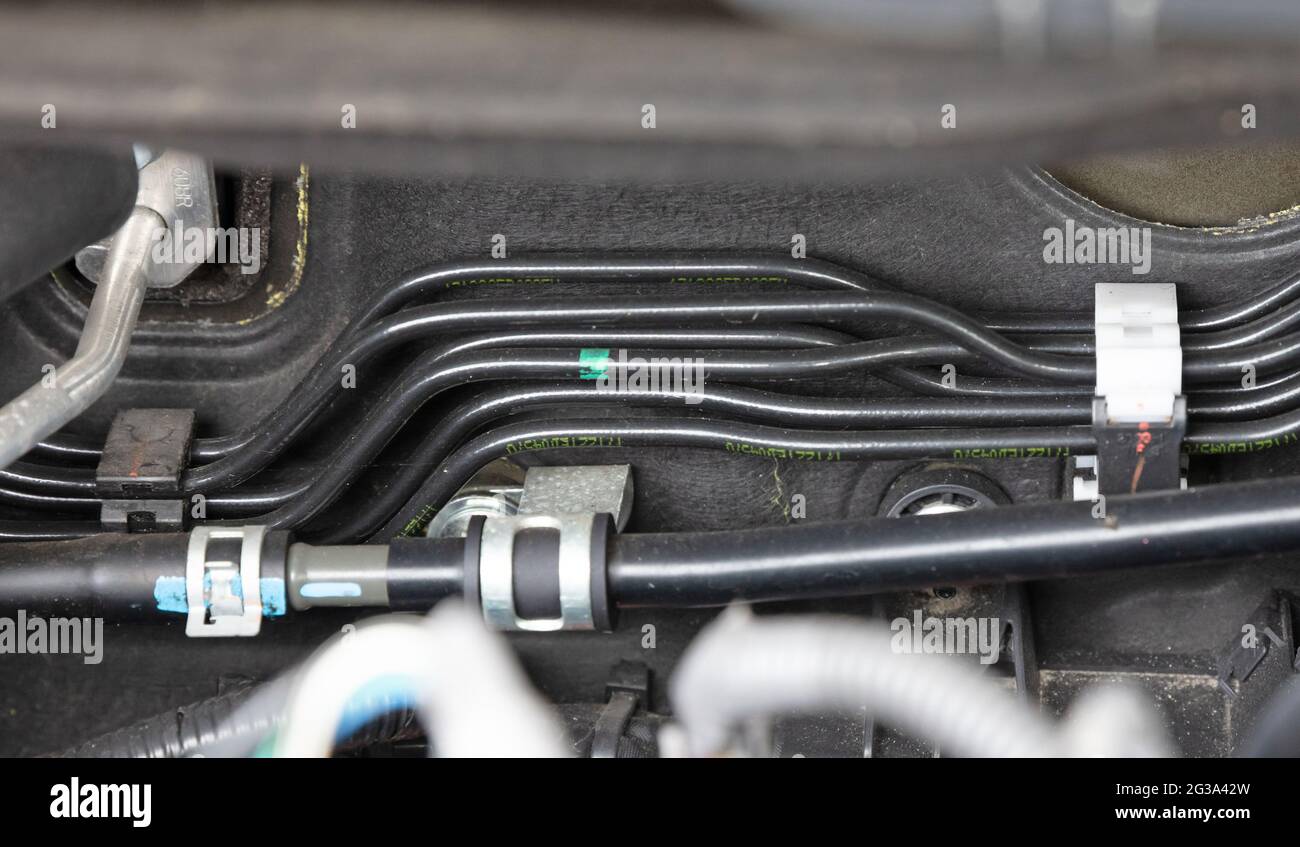 Unter der Haube eines Hybrid- oder Elektroautos - Details des Elektroauto-Motors Stockfoto