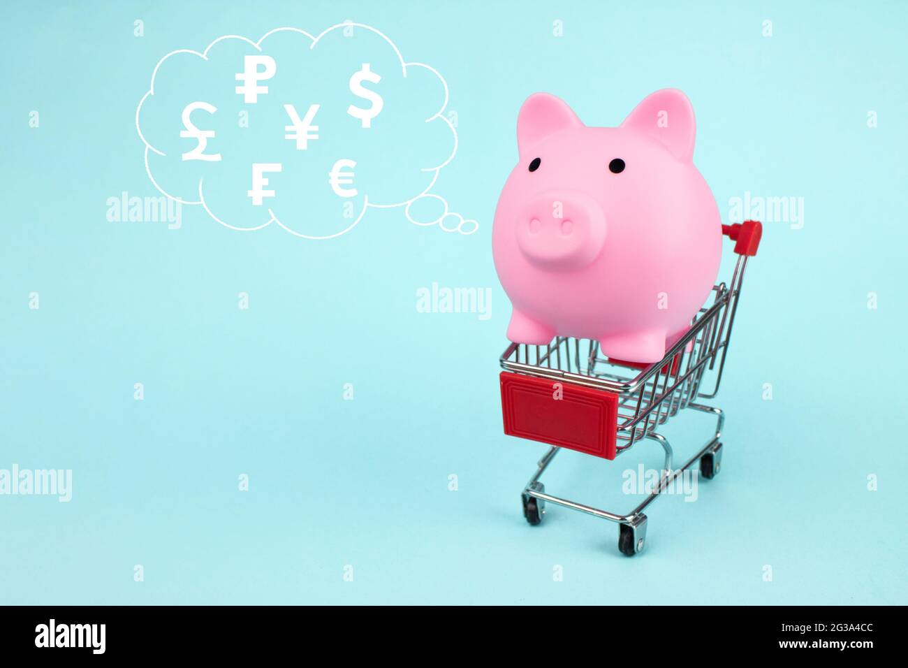 Sparschwein im Warenkorb mit digitalem Hologramm-Hologramm Weltwährungen in der Wolke über seinem Kopf auf blauem Hintergrund gedacht. Das Konzept von sav Stockfoto