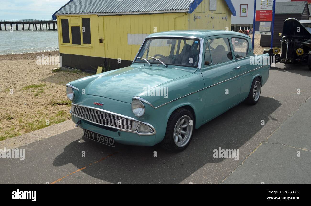 Klassischer blauer Ford Anglia von Strandhütten an der Felixstowe Promenade. Stockfoto