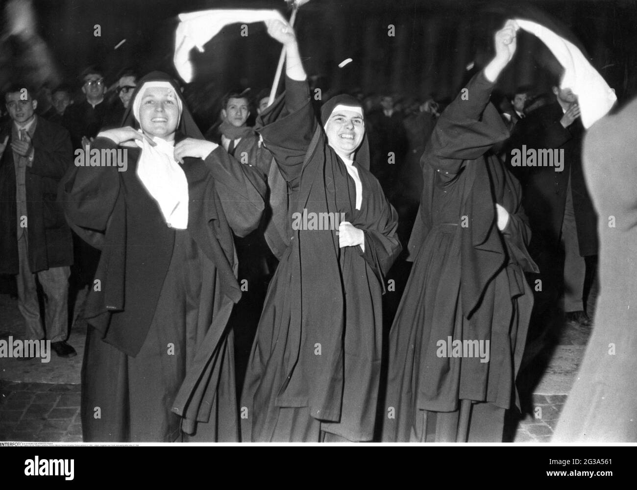Religion, Geistlicher / Nonne / Mönch, Nonnen winken weiße Tücher, 9.1.1964, ZUSÄTZLICHE-RIGHTS-CLEARANCE-INFO-NOT-AVAILABLE Stockfoto