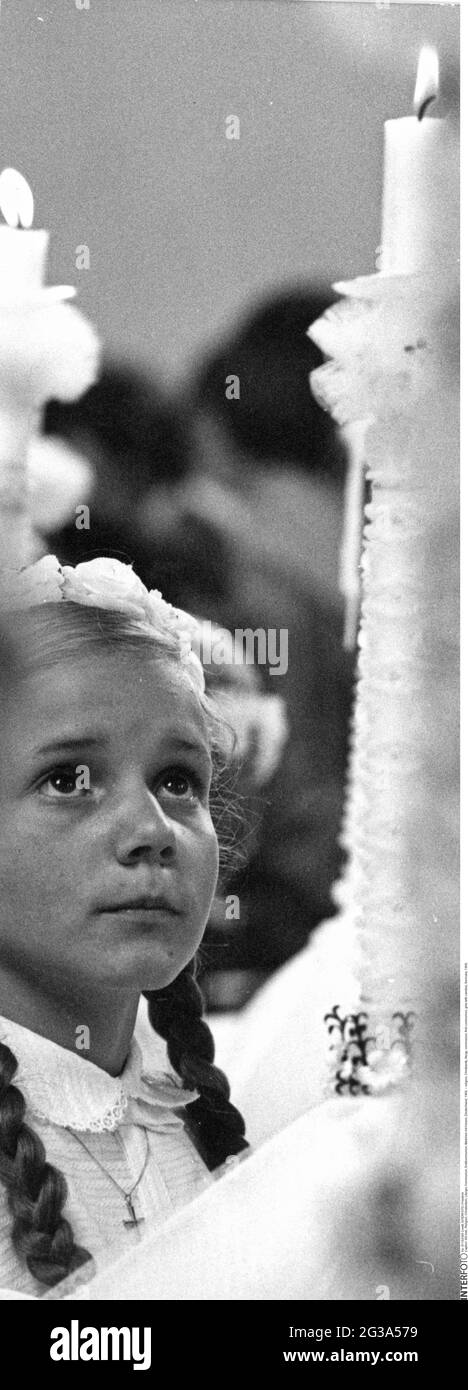 Religion, Christentum, Liturgie, Kommunion, Erstkommunion, Mädchen mit Kerzen, Deutschland, 1969, ZUSÄTZLICHE-RIGHTS-CLEARANCE-INFO-NOT-AVAILABLE Stockfoto
