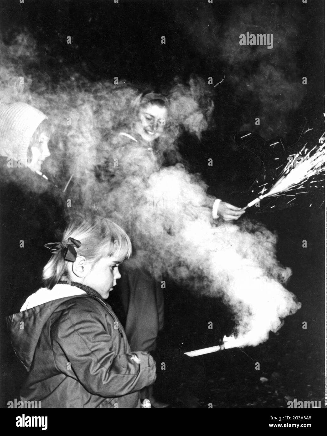 Geographie / Reisen, Großbritannien, Menschen, Kinder während der Guy Fawkes Night, 1960er Jahre, Guy Fawkes Day, ZUSÄTZLICHE-RIGHTS-CLEARANCE-INFO-NOT-AVAILABLE Stockfoto