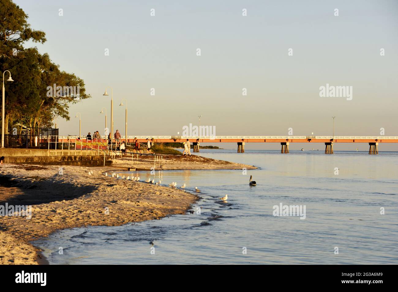 RUHIGE SZENE ÜBER WUNDERSCHÖNEM, NOCH GLASKLAREM WASSER Stockfoto