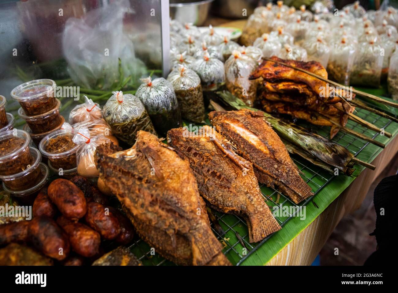 In diesem robusten Restaurant im Bangrak-Viertel von Bangkok, Thailand, erwartet die Gäste eine Fülle von zubereiteten thailändischen Straßengerichten. Stockfoto