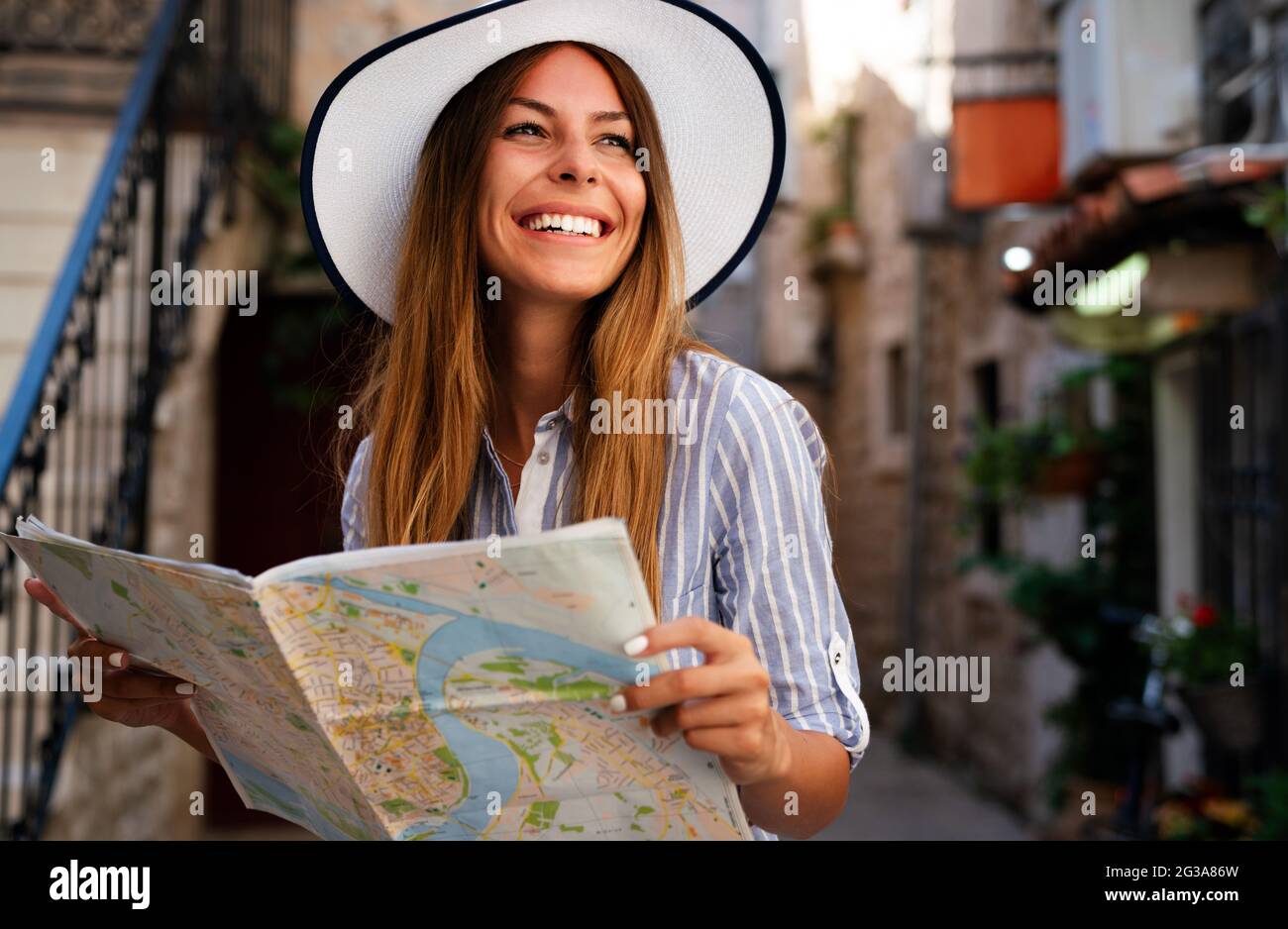 Junge weibliche Touristen mit Karte auf der Suche nach einem Weg in den Sommerurlaub Stockfoto