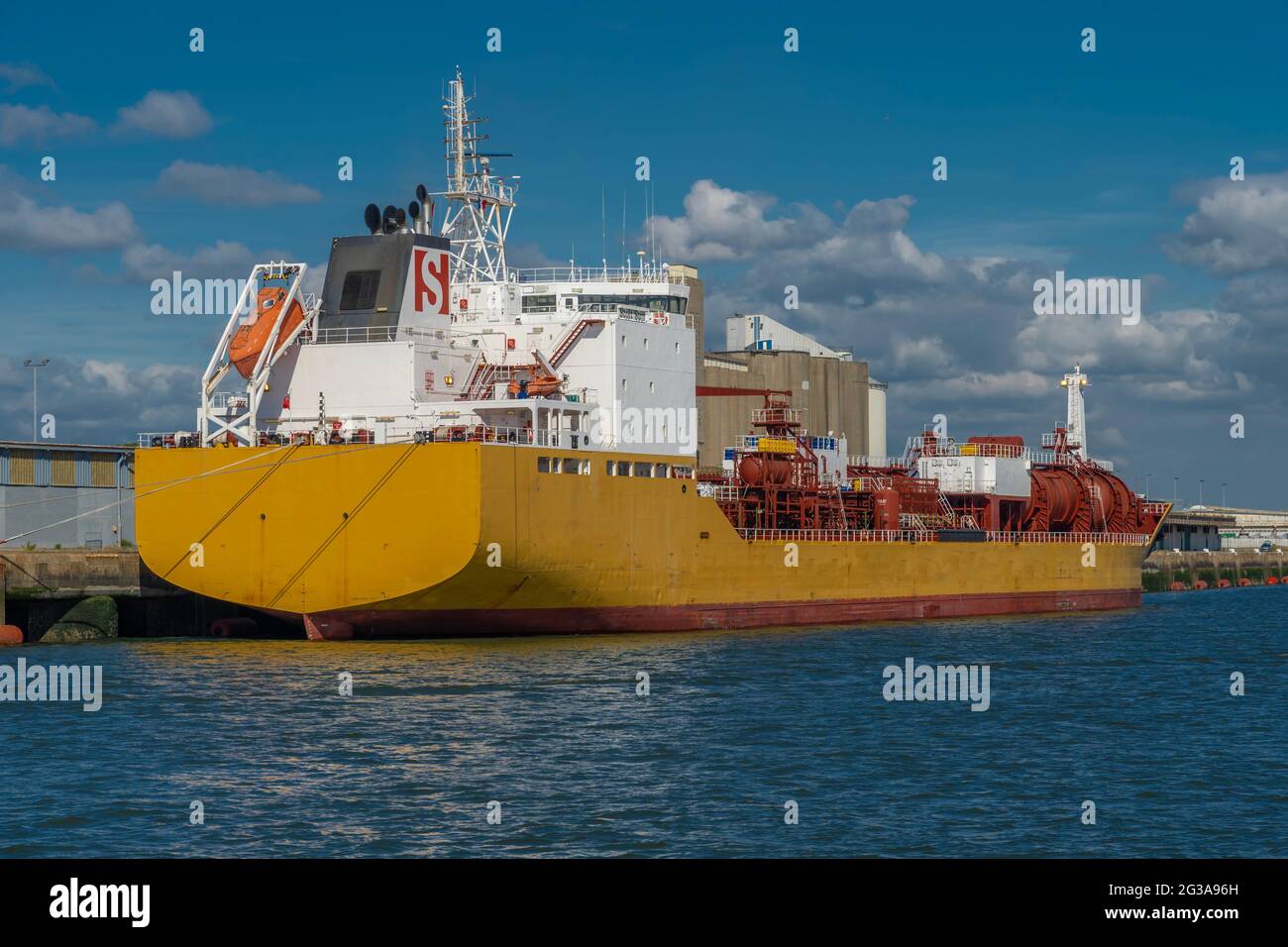 Le Havre, Frankreich - 05 30 2019: Blick auf ein Tankschiff im Hafen 2000 Stockfoto