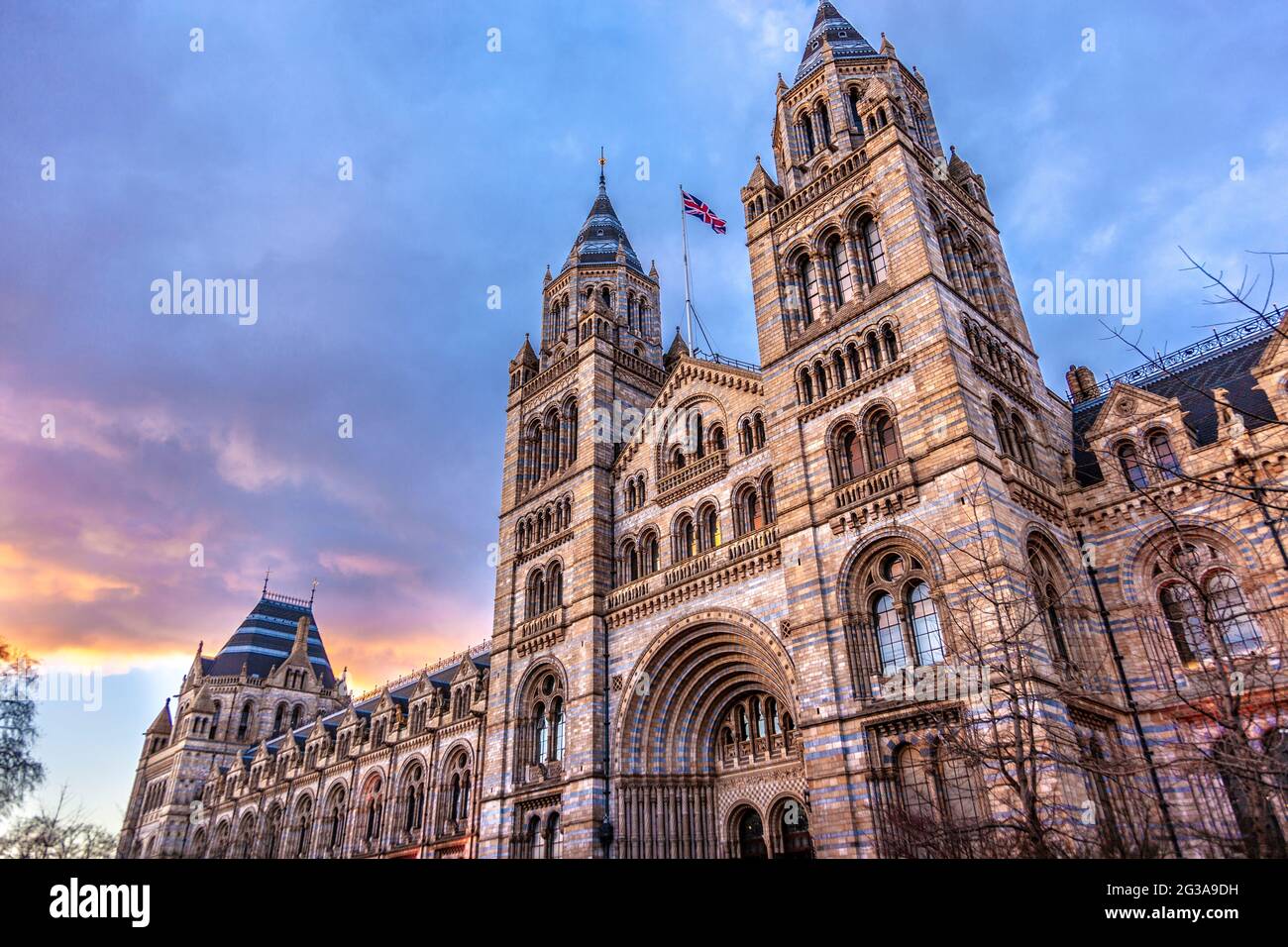 Außenansicht des Natural History Museum in Abendzeit, London, Großbritannien Stockfoto