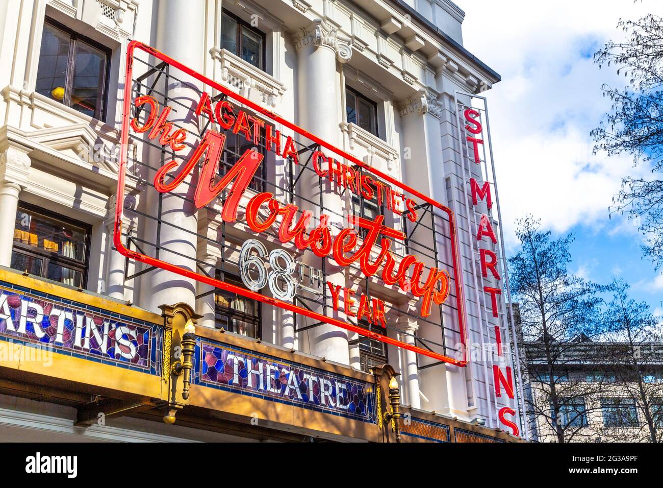 Außenansicht des St. Martin's Theatre, in dem sich das am längsten laufende Stück im West End befindet - The Mousetrap von Agatha Christie, London, Großbritannien Stockfoto