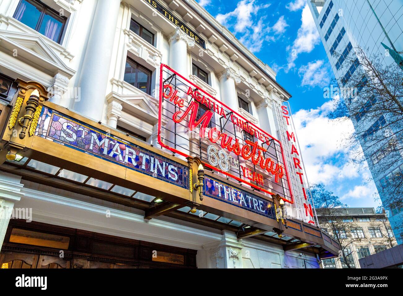 Außenansicht des St. Martin's Theatre, in dem sich das am längsten laufende Stück im West End befindet - The Mousetrap von Agatha Christie, London, Großbritannien Stockfoto