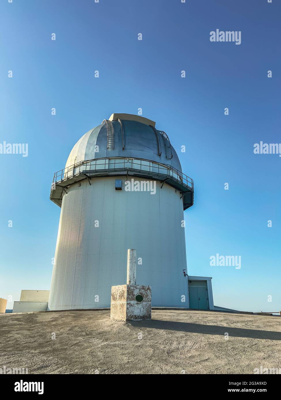 Teleskop auf einem Berg im Astrophysikalischen Observatorium von Javalambre OAJ, Teruel, Spanien Stockfoto