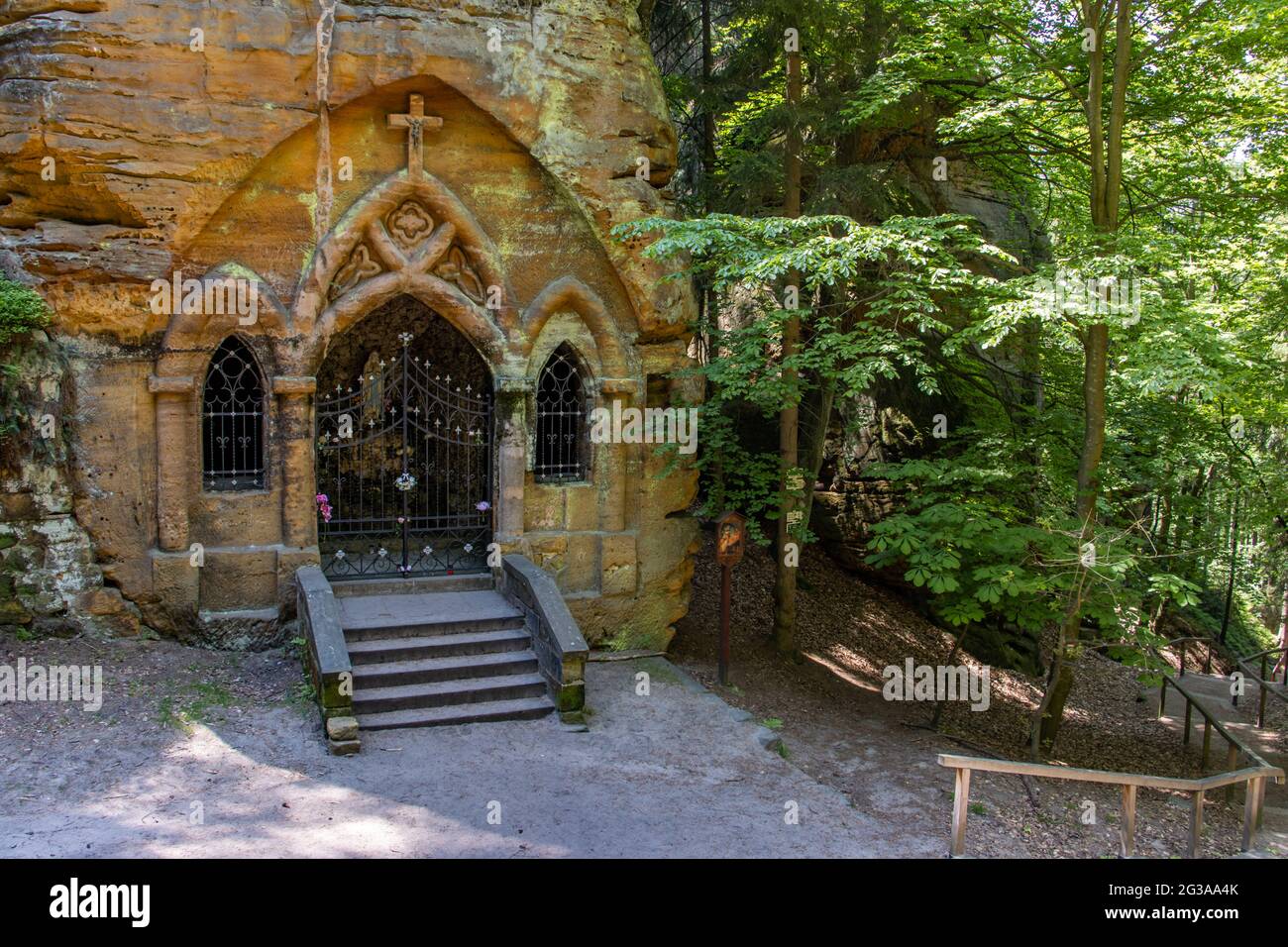 Die in die Felswand gehauene Kapelle, im Inneren des Altars mit der Statue der Jungfrau Maria, aus dem 18. Und 19. Jahrhundert, Svojkov, Tschechien. Stockfoto