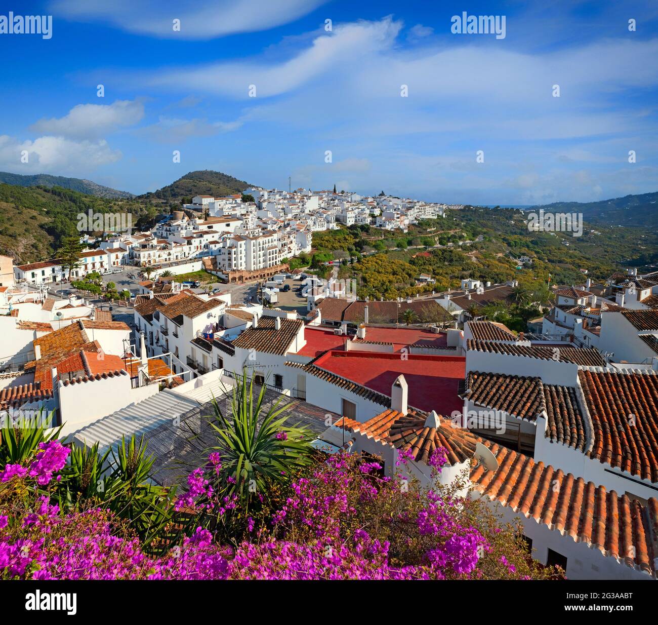 Ein Blick über Bougainvillea von Frigiliana, beschrieben als "Spaniens schönstes und gut erhaltenes Dorf". Provinz Malaga, Andalusien, Spanien Stockfoto