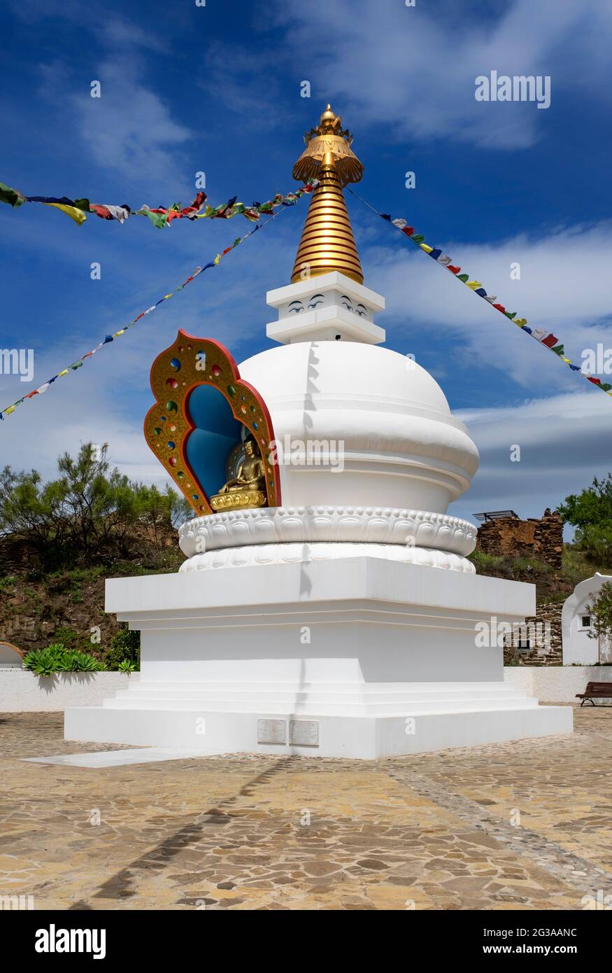 Innerhalb des Buddhismus ist die Stupa ein Symbol für universellen Frieden und Einheit. Es wird behauptet, dass sie schützende Kräfte haben und Mitgefühl, Liebe hervorbringen Stockfoto