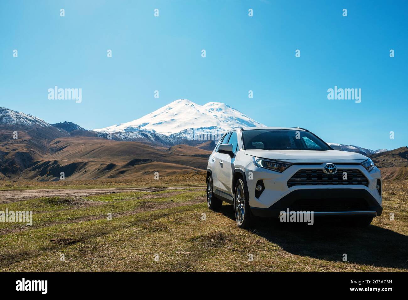Russland, Elbrus - Oktober , 2020. Toyota RAV4 Allradantrieb SUV wird auf unbefestigten Straßen von Elbrus eingesetzt Stockfoto