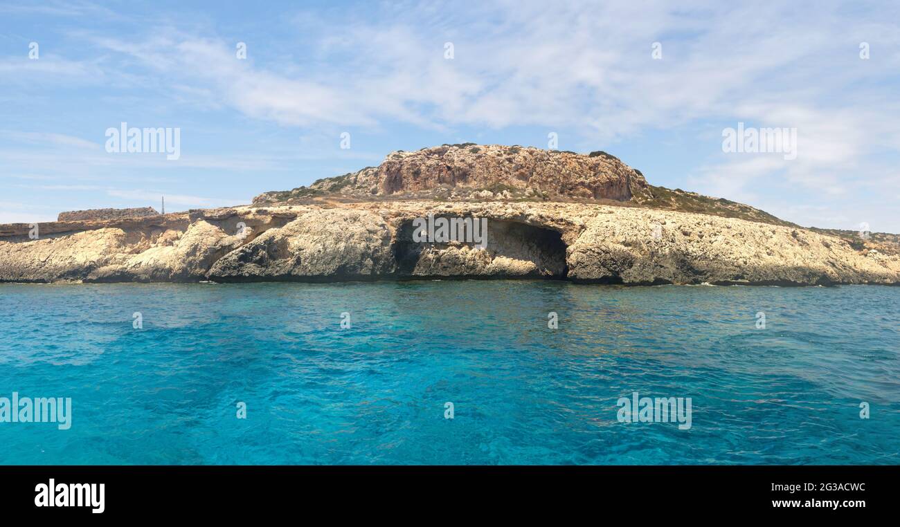 Panoramablick auf das türkisfarbene Meer und die Felsen mit Höhlen in der Nähe von Protaras. Zypern. Stockfoto