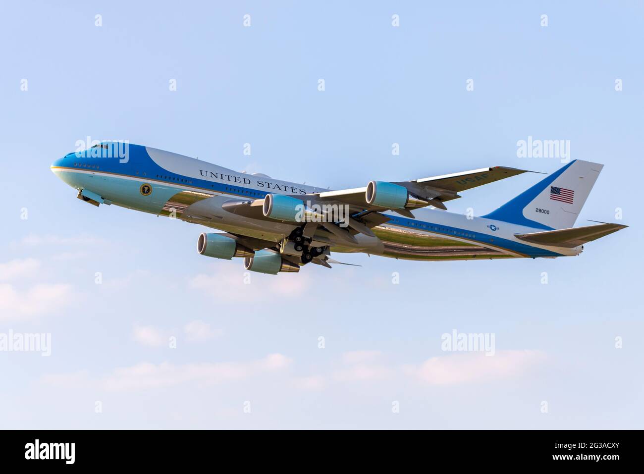 Air Force ein Düsenflugzeug mit US-Präsident Joe Biden, der nach dem G7-Gipfel vom London Heathrow Airport in Großbritannien nach Brüssel abfliegt. Boeing VC-25A Stockfoto