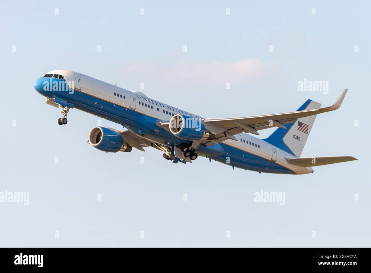 Die US-Luftwaffe Boeing C-32A fliegt nach dem Besuch des US-Präsidenten Joe Biden vom Flughafen London-Heathrow ab. Stützflugzeug Stockfoto