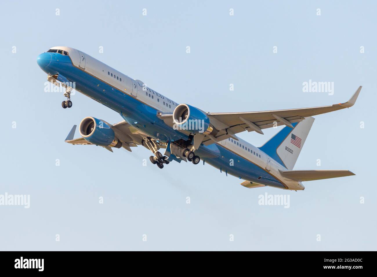 Die US-Luftwaffe Boeing C-32A fliegt vom Flughafen London-Heathrow nach einem Besuch des US-Präsidenten Joe Biden in London ab. Fliegen Sie mit Jill Biden nach Hause Stockfoto