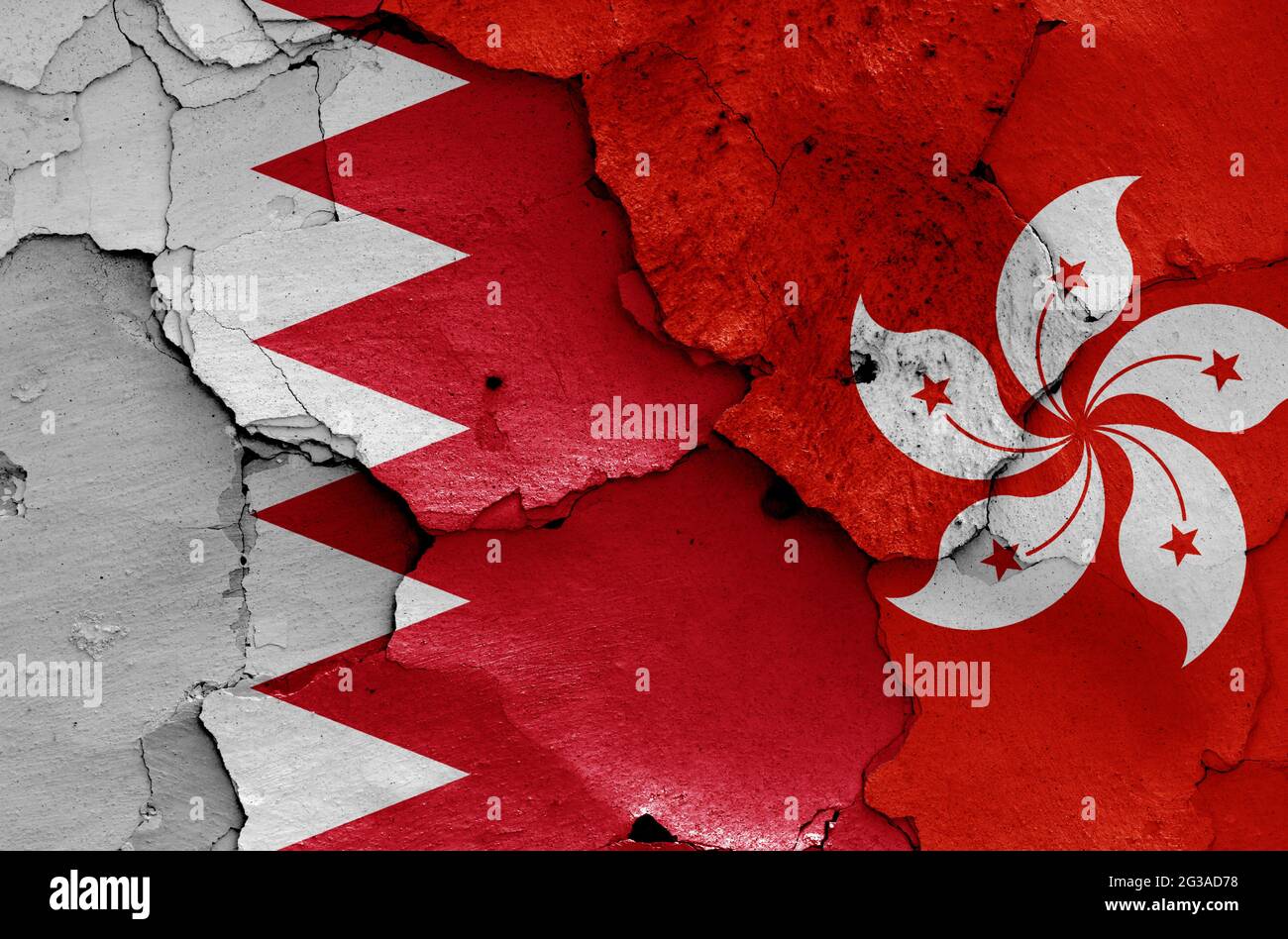 Flaggen von Bahrain und Hongkong auf rissige Wand gemalt Stockfoto